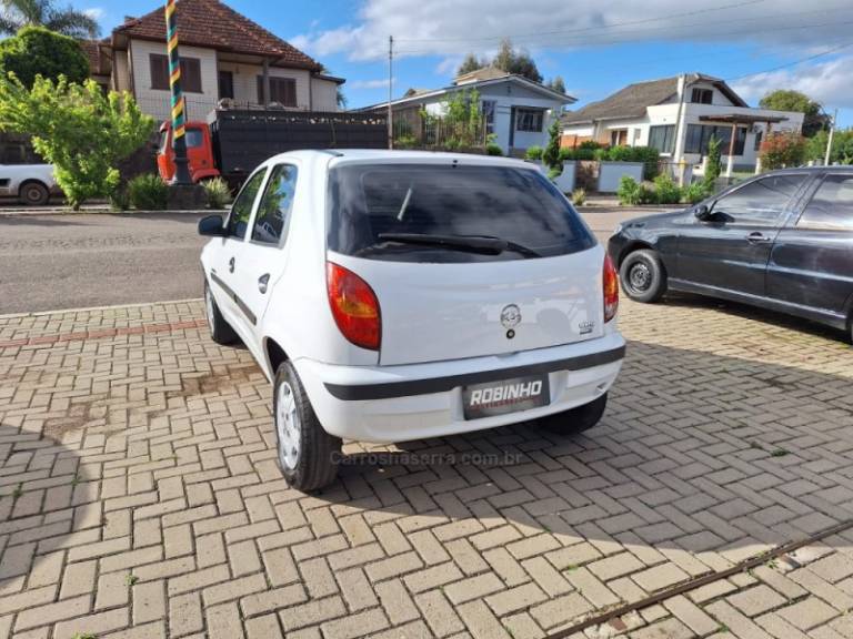 CHEVROLET - CELTA - 2004/2004 - Branca - R$ 17.900,00