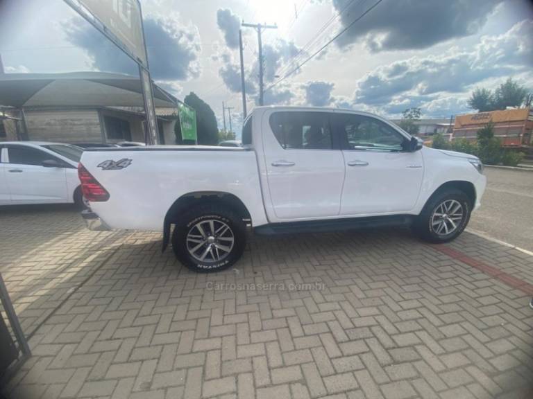 TOYOTA - HILUX - 2016/2017 - Branca - R$ 169.900,00