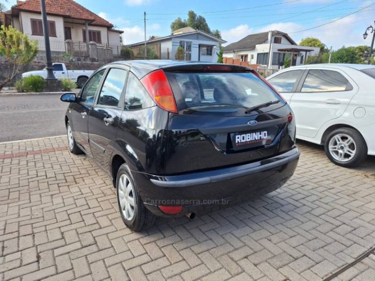 FORD - FOCUS - 2006/2007 - Preta - R$ 21.900,00