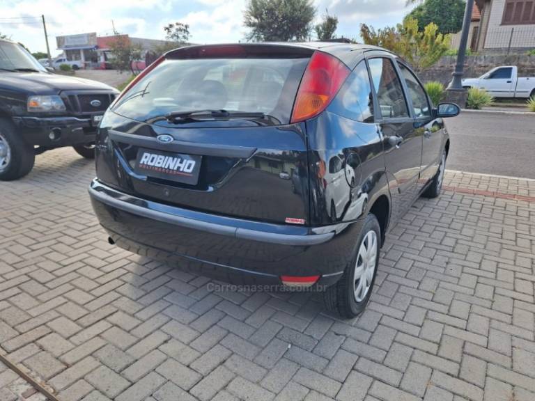 FORD - FOCUS - 2006/2007 - Preta - R$ 21.900,00